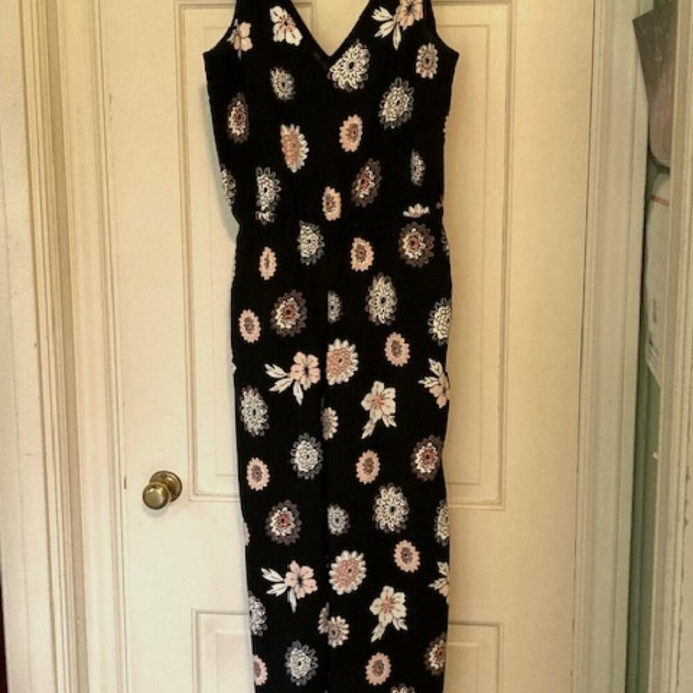 Adorable Loft Black Floral Cropped Romper Size XSP  Easy-to-Wear, Lined, Pull-on